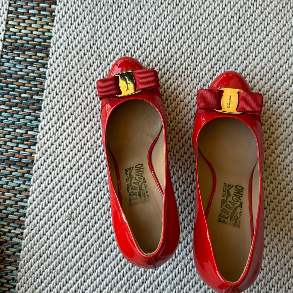 Ferragamo classic shoes. Authentic. Orange. Used. Excellent condition. Size 6.5